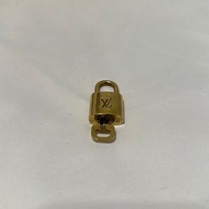 LV 319 Lock & Key